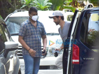 Photos: Hrithik Roshan snapped in Juhu