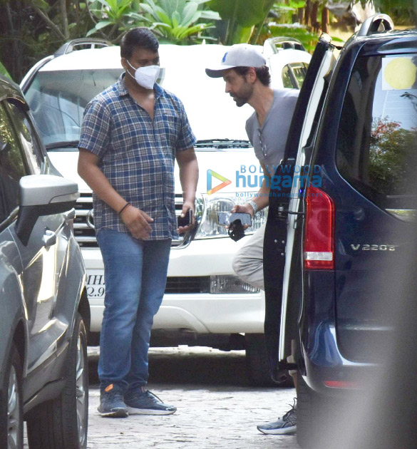 photos hrithik roshan snapped in juhu 3 2