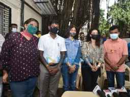 Photos: Kajol, Dr.Aneel Kashi Murarka, Saniya Saiyad, Anusha S Iyer and Vishvas Mote distribute raincoats to BMC workers
