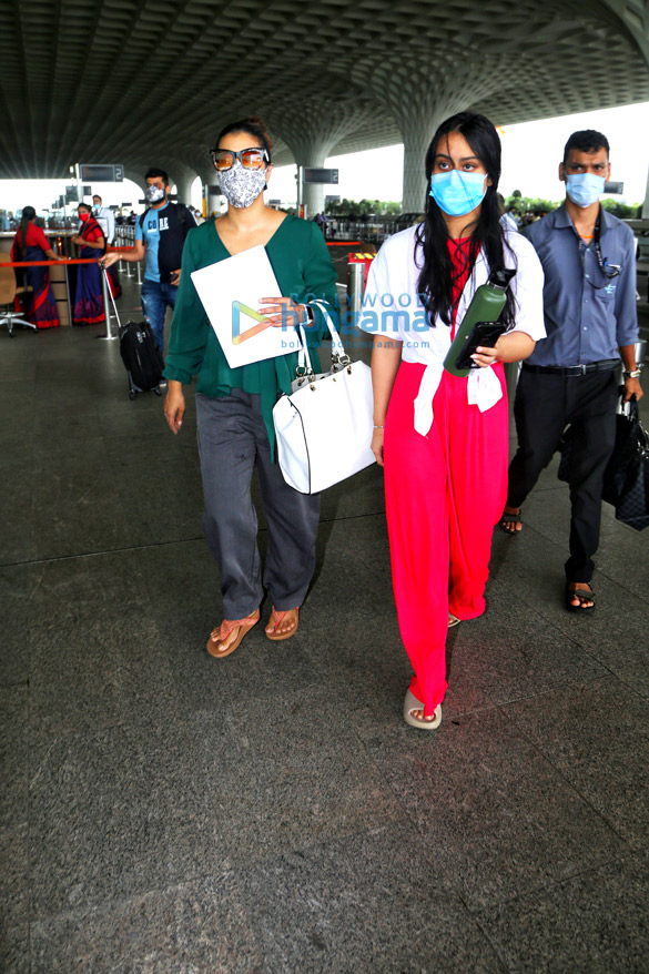 Photos: Kajol, Mouni Roy, Karan Johar and others snapped at the airport Photos: Kajol, Mouni Roy, Karan Johar and others snapped at the airport