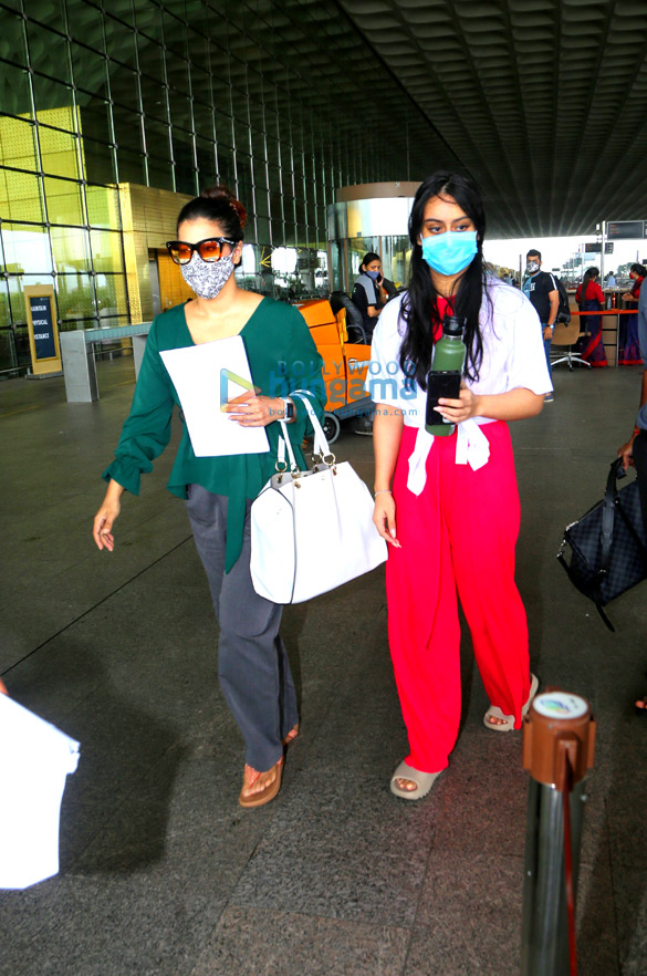 photos kajol and nysa snapped at the airport 2