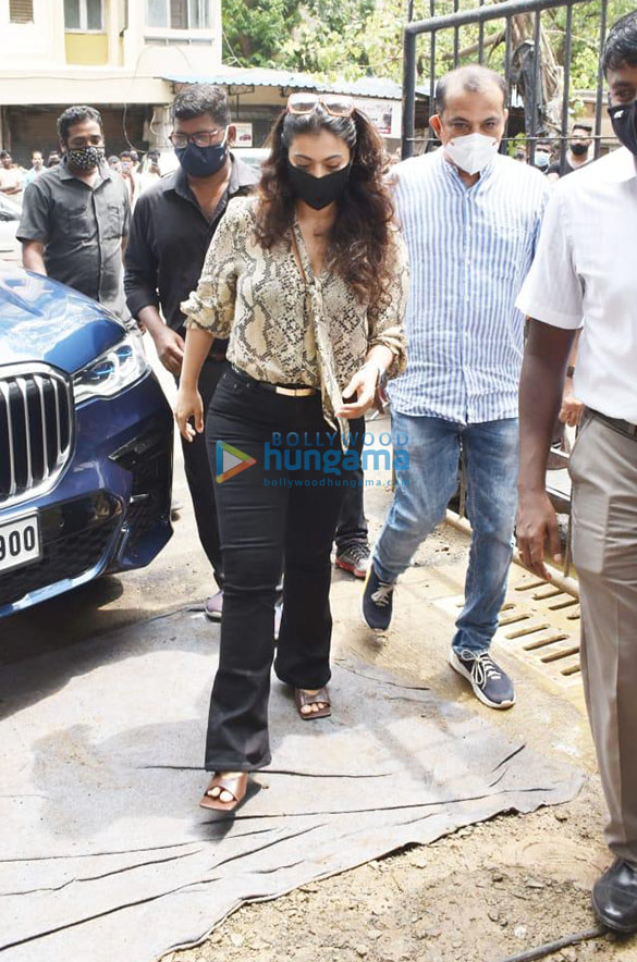 photos kajol snapped distributing raincoats to bmc workers in andheri 3