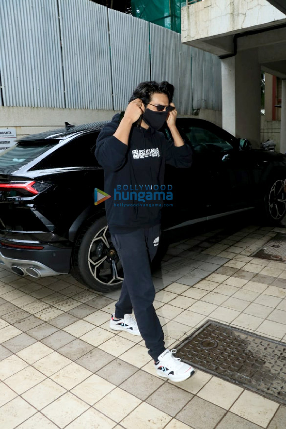 photos kartik aaryan snapped at rohit dhawans office in juhu 4 2
