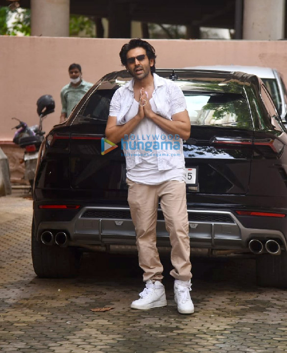 photos kartik aaryan snapped at sanjay leela bhansalis office in juhu 2