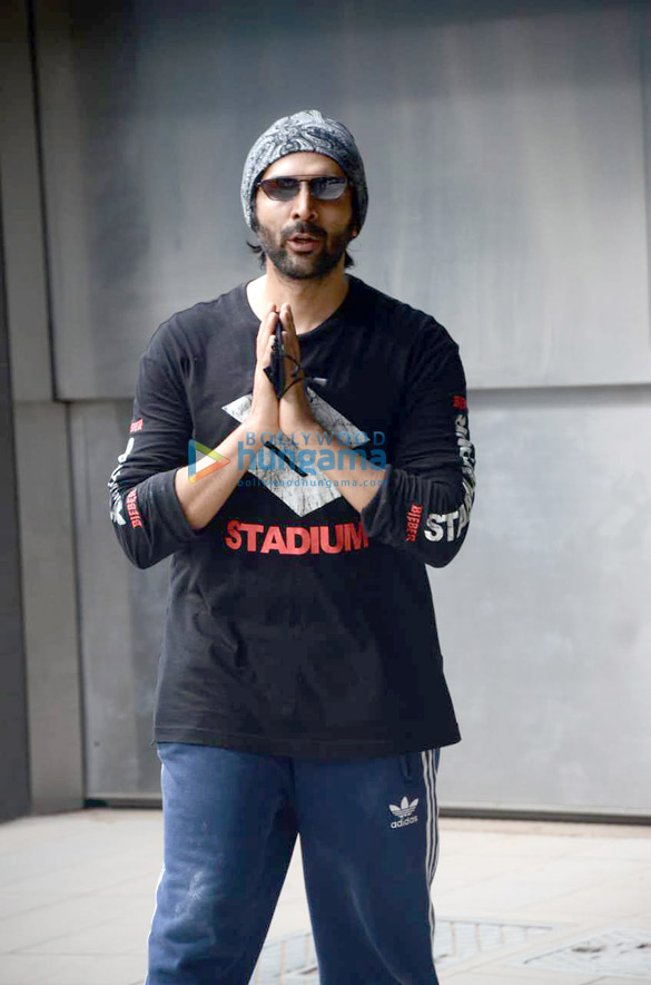 photos kartik aaryan snapped at dance class 2