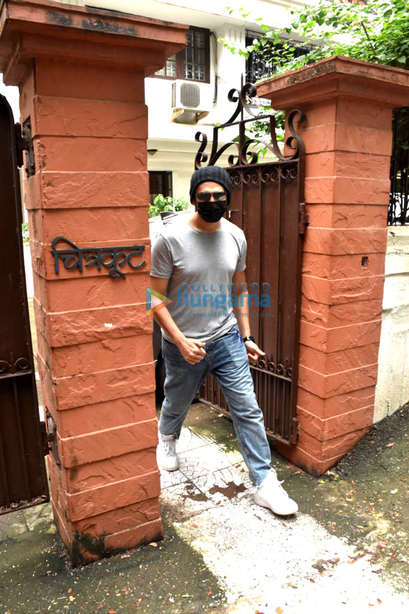 Photos: Kartik Aaryan snapped for look test in Juhu