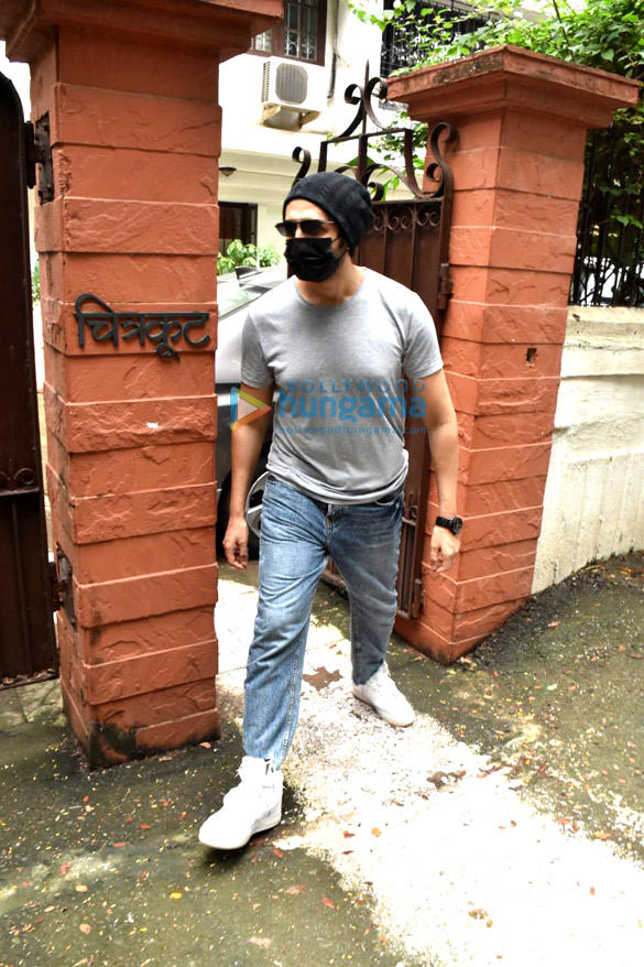 photos kartik aaryan snapped for look test in juhu 2