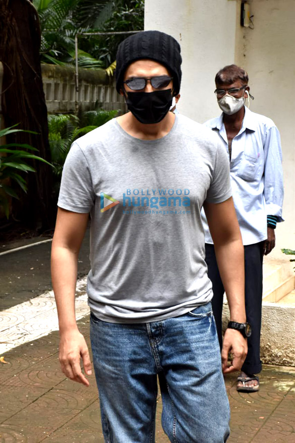 photos kartik aaryan snapped for look test in juhu 3