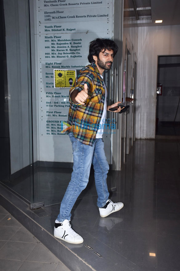 photos kartik aaryan snapped in andheri 1 5