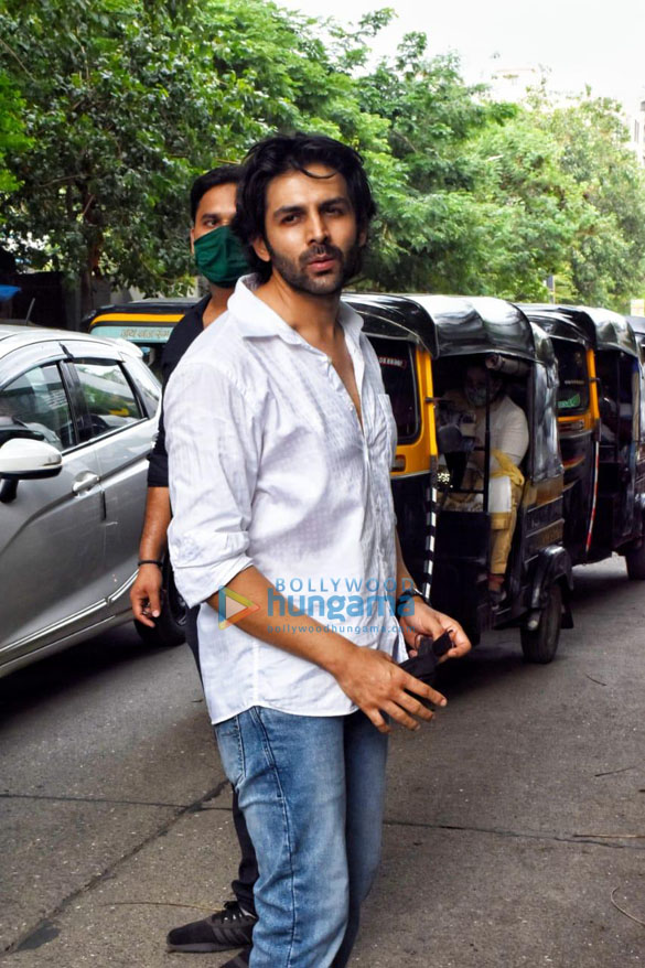 Photos: Kartik Aaryan snapped in Andheri Photos: Kartik Aaryan snapped in Andheri