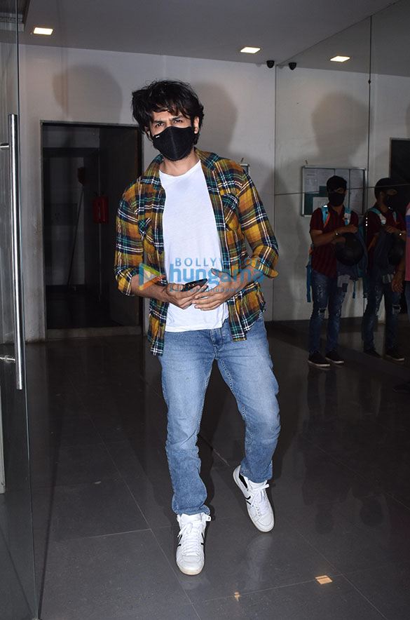 photos kartik aaryan snapped in andheri 2 5
