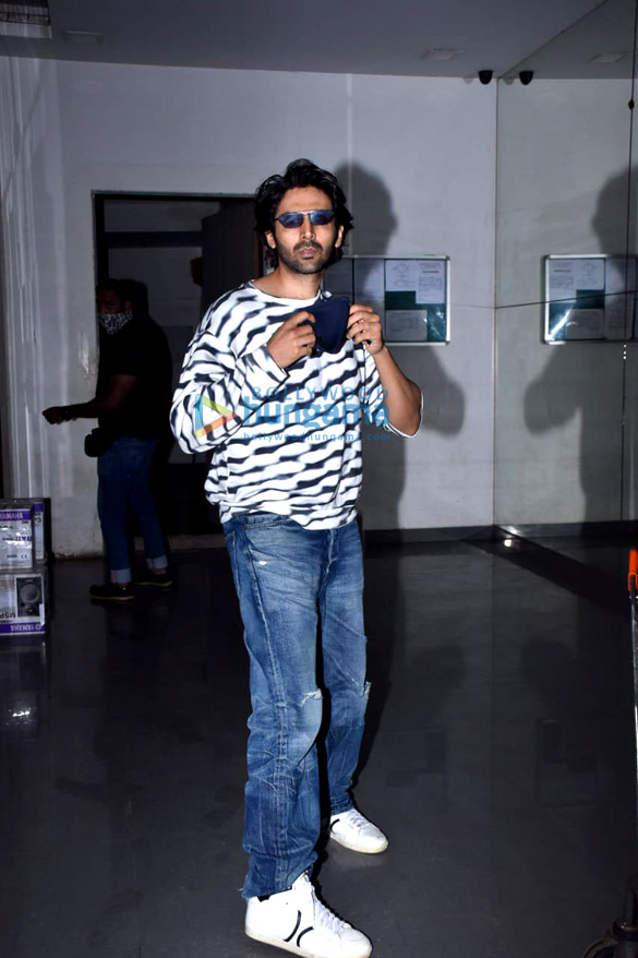 photos kartik aaryan snapped in andheri 2 7