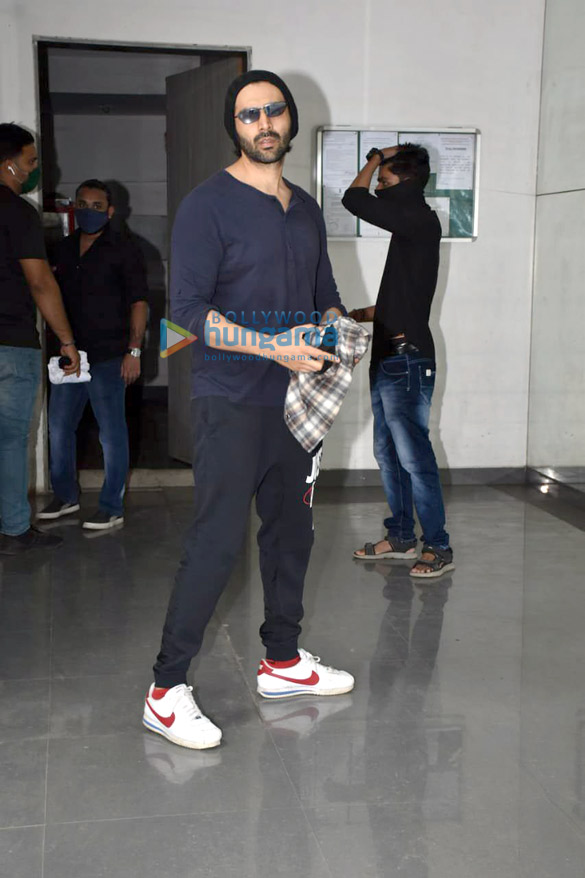 photos kartik aaryan snapped in andheri 3 9