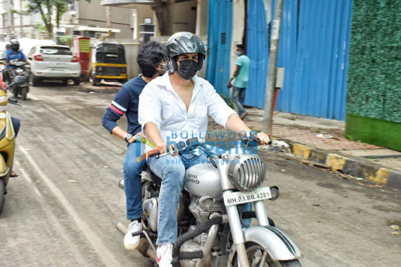 photos kartik aaryan snapped in andheri 5 5