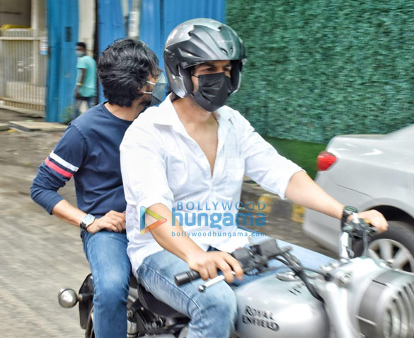 photos kartik aaryan snapped in andheri 6 4