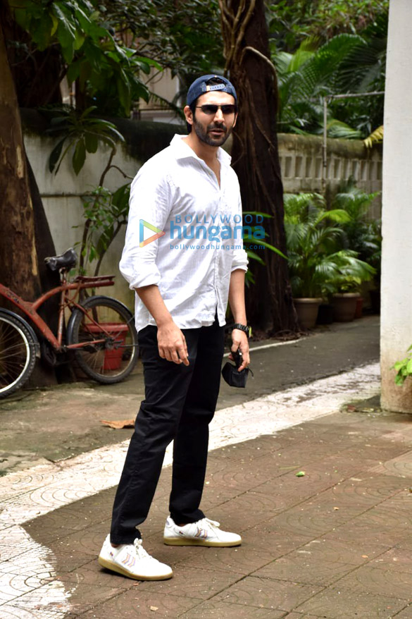 Photos: Kartik Aaryan snapped in Juhu