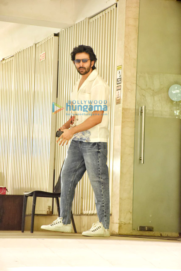 photos kartik aaryan snapped in juhu 1 9