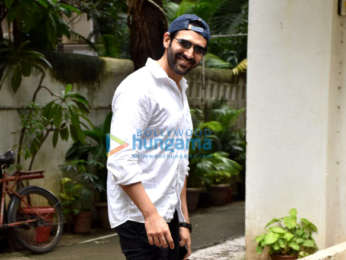 Photos: Kartik Aaryan snapped in Juhu