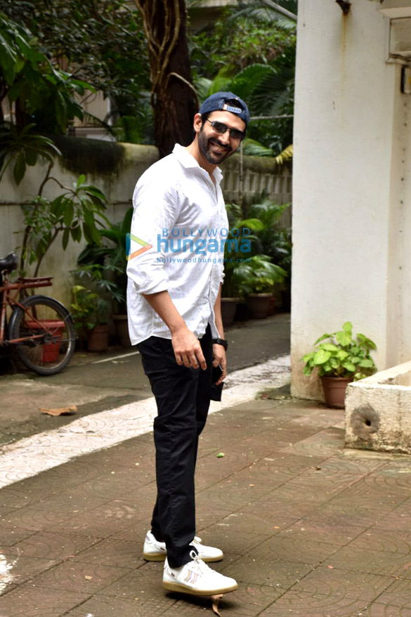 photos kartik aaryan snapped in juhu 2 11