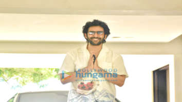 Photos: Kartik Aaryan snapped in Juhu