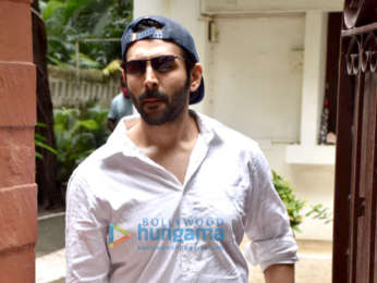 Photos: Kartik Aaryan snapped in Juhu