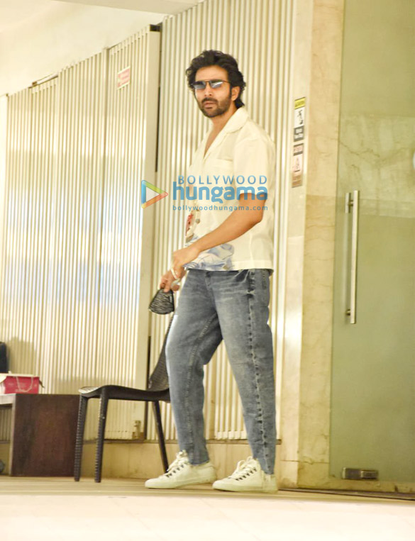 photos kartik aaryan snapped in juhu 4 8