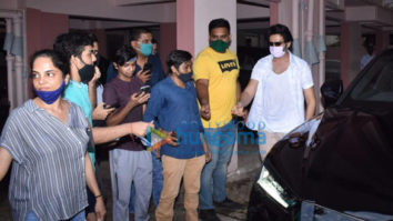 Photos: Kartik Aaryan snapped with fans in Juhu