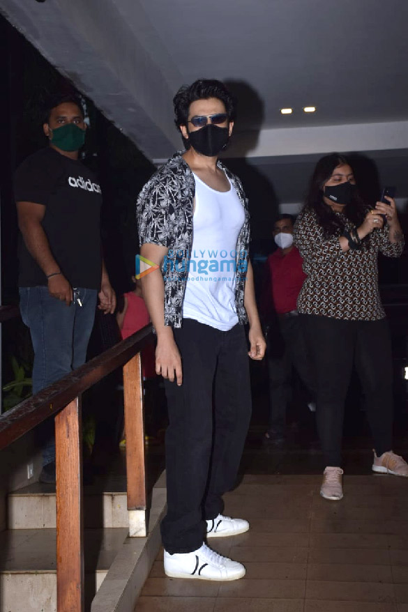 photos kartik aaryan snapped with his fans at his residence 2