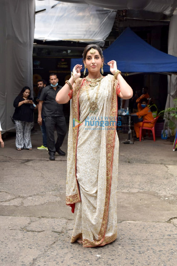 photos kriti sanon nora fatehi and javed akhtar snapped on the sets of dance deewane 1