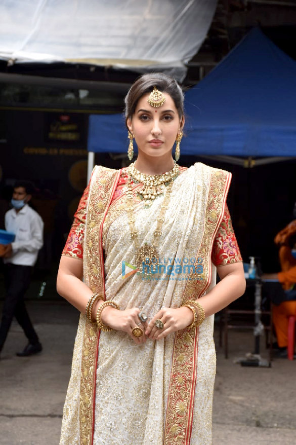 photos kriti sanon nora fatehi and javed akhtar snapped on the sets of dance deewane 2 2