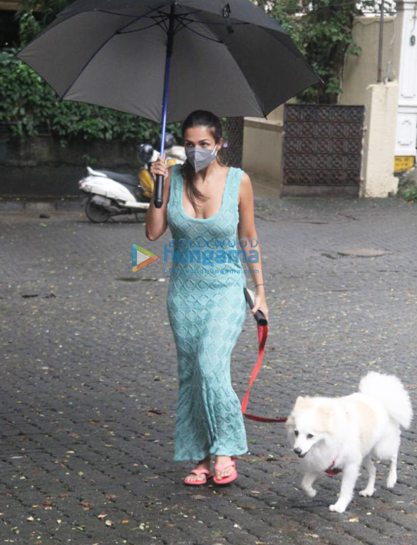 photos malaika arora and sophie choudry spotted in bandra 1 5