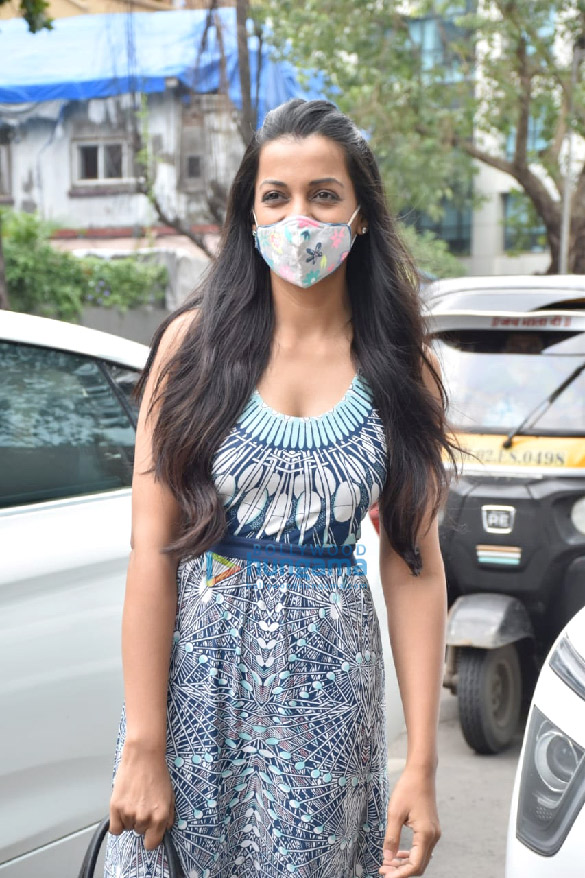 photos mugdha godse snapped in juhu 5