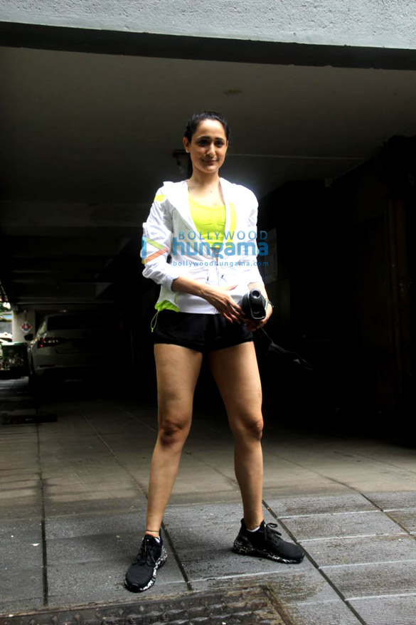 photos pragya jaiswal spotted in bandra 3