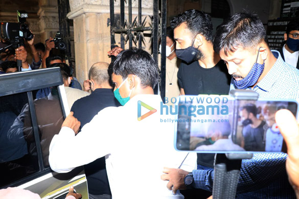 photos raj kundra leaves from court for medical test at jj hospital 2