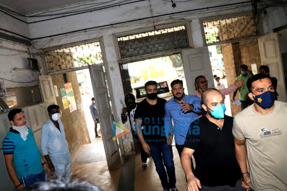photos raj kundra leaves from court for medical test at jj hospital 6