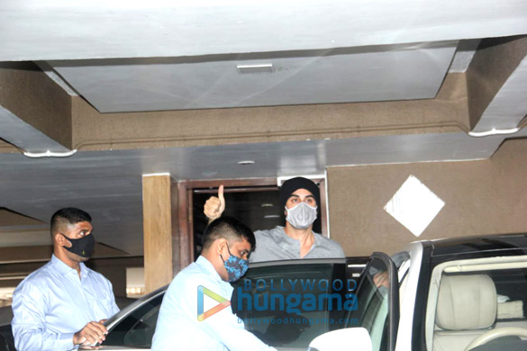 photos ranbir kapoor spotted outside a clinic in khar 2