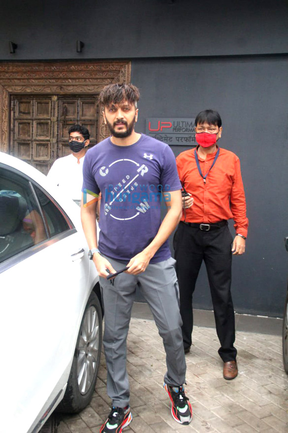 photos ritesh deshmukh genelia dsouza and john abraham spotted at gym in bandra 6