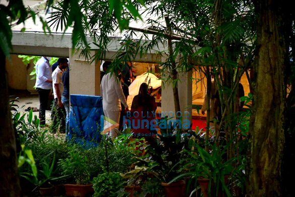 photos saira banu brings dilip kumars body home for last rites 6