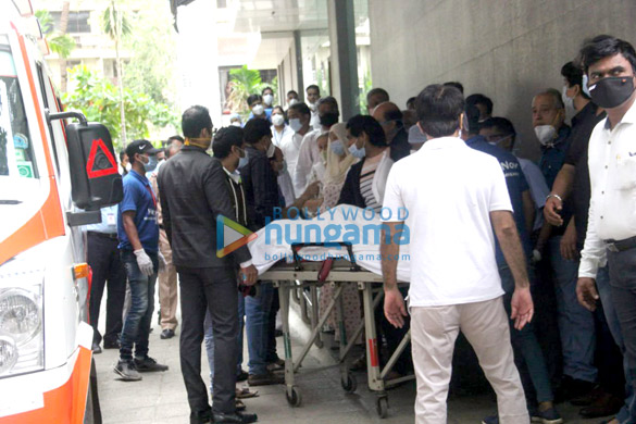 photos saira banu snapped as dilip kumars body being taken home for last rites 4