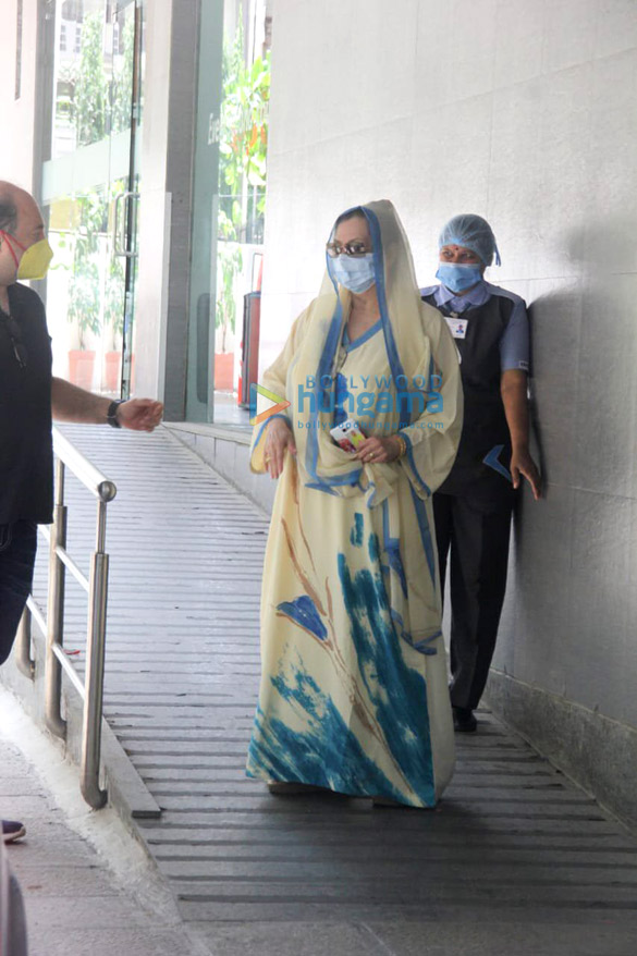 photos saira banu snapped at hinduja hospital in bandra 2