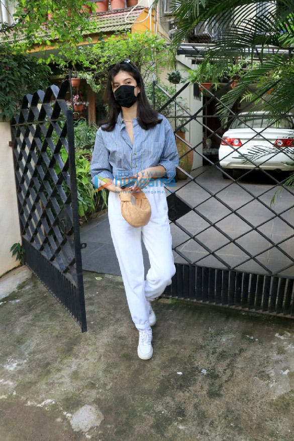 photos shanaya kapoor snapped at a salon in bandra 2