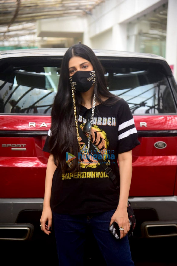 Photos: Shruti Haasan snapped at Sunny Super Sound in Juhu Photos: Shruti Haasan snapped at Sunny Super Sound in Juhu