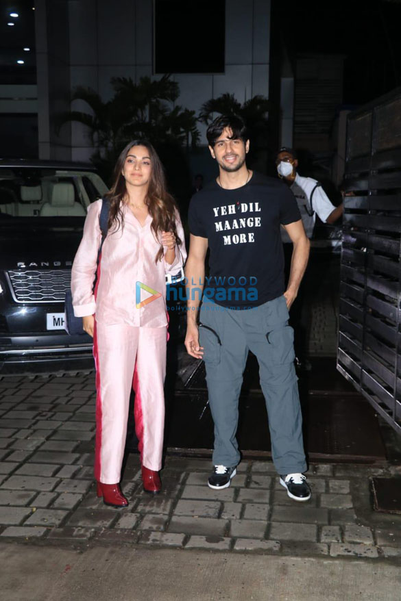 photos siddharth malhotra kiara advani karan johar and others snapped at kalina airport 3