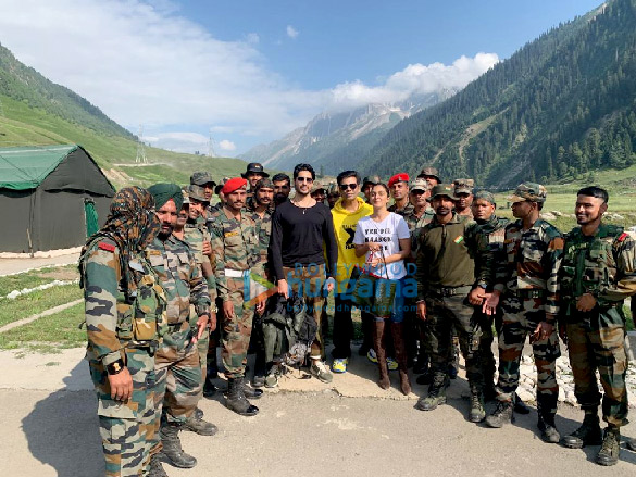 Photos: Sidharth Malhotra, Kiara Advani, Karan Johar with the jawans en route to Kargil for the trailer launch of Shershaah Photos: Sidharth Malhotra, Kiara Advani, Karan Johar with the jawans en route to Kargil for the trailer launch of Shershaah