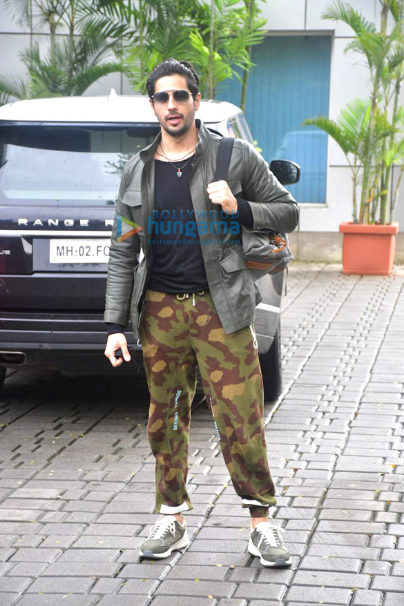 photos sidharth malhotra kiara advani and karan johar snapped at the kalina airport 1