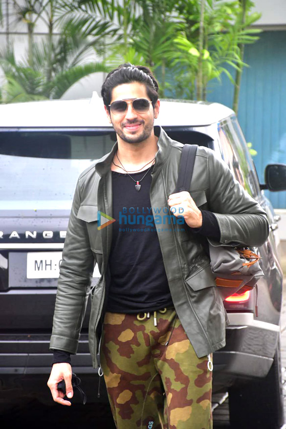 photos sidharth malhotra kiara advani and karan johar snapped at the kalina airport 4