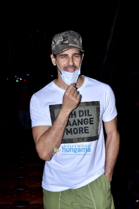 photos sidharth malhotra snapped at versova jetty 3 2