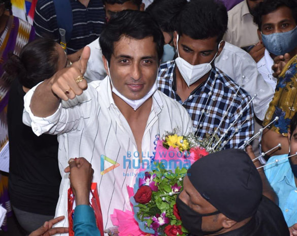 photos sonu sood snapped celebrating his birthday with the media 4