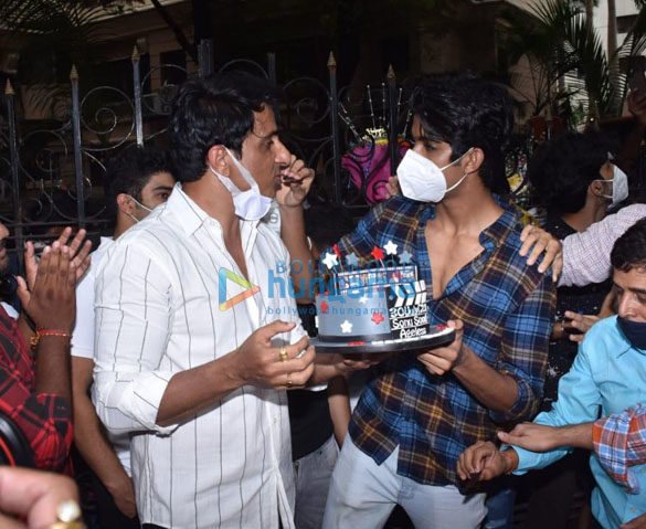 photos sonu sood snapped celebrating his birthday with the media 5