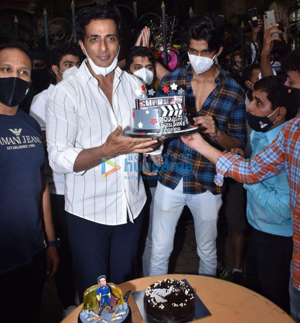 Photos: Sonu Sood snapped celebrating his birthday with the media Photos: Sonu Sood snapped celebrating his birthday with the media
